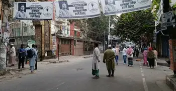 ভোর থেকেই কেন্দ্রে কেন্দ্রে কর্মী-সমর্থকরা, সতর্ক আইনশৃঙ্খলা বাহিনী