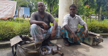 ৩০ বছর ধরে শাবিপ্রবি ক্যাম্পাসে জুতা সেলাই করছেন দুই ভাই