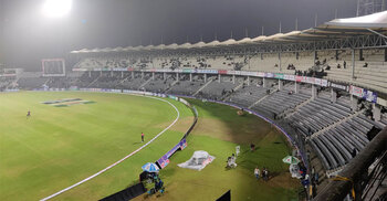 কুয়াশা–বাতাসে কাঁপছে স্টেডিয়াম, শীতে ফাঁকা সিলেটের গ্যালারি