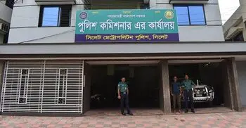 সন্তানের গলায় ছুরি ধরে শিক্ষকের টাকা লুট