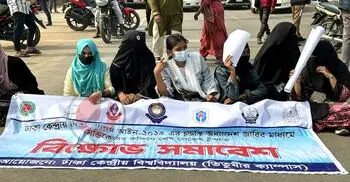 টেকনিক্যাল ও সায়েন্সল্যাব মোড়ে সাত কলেজ শিক্ষার্থীদের অবস্থান