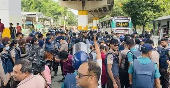 চট্টগ্রামে গ্রাফিতি আঁকতে যাওয়া শিক্ষার্থীদের সঙ্গে পুলিশের ধস্তাধস্তি