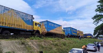 Dhaka-Ctg highway flooded, 40km long tailback