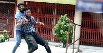 অস্ত্রাগার থেকে চায়নিজ রাইফেলের গুলি পুলিশ সদস্যদের কাছে পৌঁছে দেই