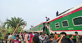 নীলসাগর এক্সপ্রেসের ৬ বগি লাইনচ্যুত, বহু হতাহতের শঙ্কা
