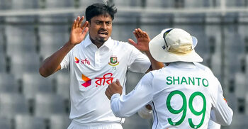 ম্যাকব্রাইনকে ফিরিয়ে প্রথম বাংলাদেশি হিসেবে তাইজুলের ২৫০