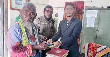 হকারের হারিয়ে যাওয়া ১০ হাজার টাকা ফিরিয়ে দিলেন স্টেশন মাস্টার