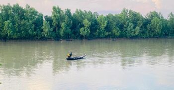 টেকনাফের নাফ নদীতে মাছ ধরার সময় জেলে গুলিবিদ্ধ