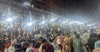 ঈদের কেনাকাটায় জমজমাট রিয়াজউদ্দিন বাজারের তামাকুমন্ডি লেন