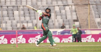 ছক্কা মেরে তানজিদ তামিমের প্রথম সেঞ্চুরি