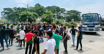 শিক্ষার্থীদের অবরোধে বঙ্গবন্ধু সেতুতে যান চলাচল বন্ধ