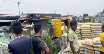 মালবাহী ট্রাক উল্টে উত্তরবঙ্গগামী লেনে ১৫ কিমি যানজট