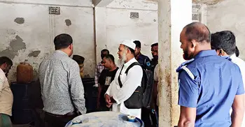 লিটারে ৪০ টাকা বেশি দামে তেল বিক্রি, দুই প্রতিষ্ঠানকে জরিমানা