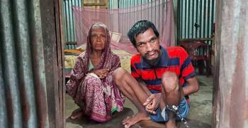 মানুষ দেখলেই বড় চোখে তাকিয়ে থাকেন শিকলবন্দি সাইফুল