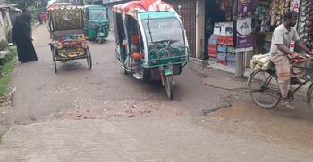 দুই ঠিকাদারের ঠেলাঠেলিতে আটকা ২০ ফুট রাস্তা, দুর্ভোগে শহরবাসী