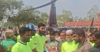 মা–বাবাকে হেলিকপ্টারে চড়িয়ে স্বপ্ন পূরণ করলেন প্রবাসী