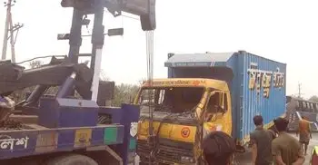 উল্টে গেলো কাভার্ডভ্যান, পলিথিন-বালতি-পাত্রে তেল নিলো স্থানীয়রা