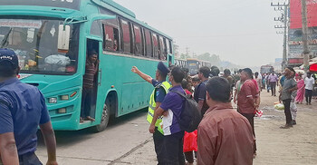 ঢাকা-টাঙ্গাইল মহাসড়ক গণপরিবহন সংকট, ট্রাক-পিকআপে ছুটছে মানুষ