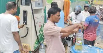 পাম্পে বোতলে তেল বিক্রির ভিডিও করায় সাংবাদিককে হেনস্তার অভিযোগ