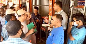 টাঙ্গাইলে বেশি দামে তেল বিক্রি, জরিমানা