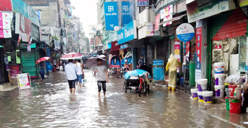 টাঙ্গাইলে টানা বৃষ্টিতে বিপর্যস্ত জনজীবন, সড়কে জমেছে হাঁটু পানি