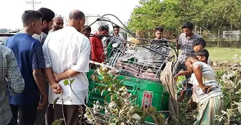 3 die as bus rams auto-rickshaw in Tangail