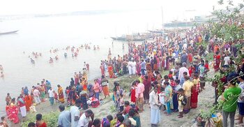 পাপ মোচনে যমুনায় স্নান, পুণ্যার্থীদের ঢল