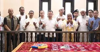 মওলানা ভাসানীর কবর জিয়ারত করলেন প্রধানমন্ত্রী