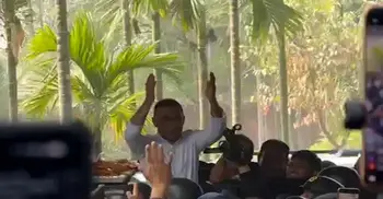 গাড়ি থেকে দু'হাত তুলে যা বললেন তারেক রহমান