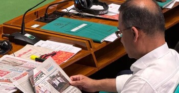 সংসদ অধিবেশনেও পত্রিকায় চোখ প্রধানমন্ত্রী তারেক রহমানের