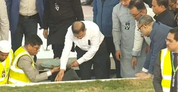 নিজ হাতে খালেদা জিয়াকে শায়িত করলেন তারেক রহমান