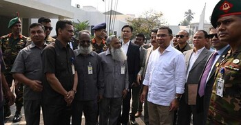 কার্যালয়ে পুরোনো কর্মচারীদের ডেকে কথা বললেন প্রধানমন্ত্রী