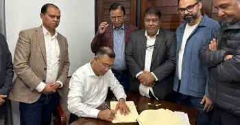 ঢাকা-১৭ ও বগুড়া-৬ আসনে তারেক রহমানের মনোনয়নপত্রে সই