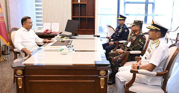Three service chiefs meet PM