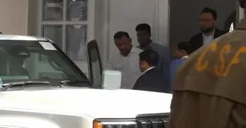 বাড়ির দরজা খুলেই প্রধানমন্ত্রী বললেন, ‘চলেন যুদ্ধে যাই’