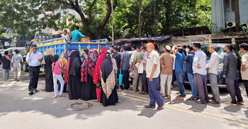 টিসিবির ‘এক পণ্যে দুই দাম’, খালি হাতে ফিরছেন অনেকে