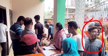 দুস্থদের ভিজিএফের চালের লাইনে কলেজ শিক্ষক