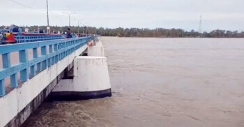 Teesta water crosses danger level, floods low-lying areas