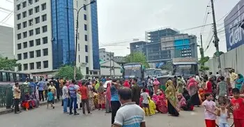 বেতনের দাবিতে তেজগাঁওয়ে পোশাক শ্রমিকদের সড়ক অবরোধ