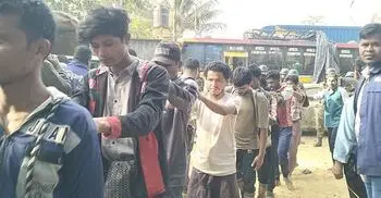 রাখাইন থেকে পালিয়ে আসা ৫৩ রোহিঙ্গা আটক