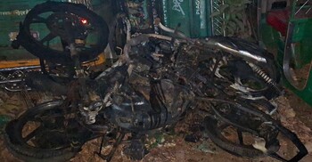 স্বেচ্ছাসেবক দলের নেতাকে গ্রেফতার করায় র‍্যাবের ওপর হামলা, বাইকে আগুন