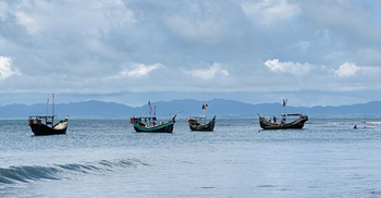 সেন্টমার্টিনগামী ট্রলারের ইঞ্জিন বিকল, ৪৫ যাত্রী উদ্ধার