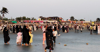 টেকনাফের সৈকতে পর্যটকের উপচেপড়া ভিড়