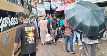 ৪ দিনের ছুটি শুরু, ঢাকা ছাড়তে সায়েদাবাদে বৃষ্টি মাথায় যাত্রীরা