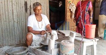 ব্যস্ততার পরিবর্তে অস্তিত্ব টেকানোর লড়াইয়ে মৃৎশিল্পীরা