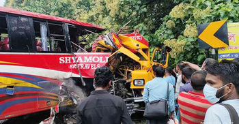 ঠাকুরগাঁওয়ে বাস-তেলবাহী ট্যাংকার মুখোমুখি সংঘর্ষে নিহত ২