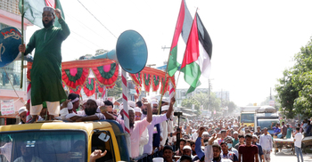 ফিলিস্তিনে হামলার প্রতিবাদে বিক্ষোভ মিছিলে মানুষের ঢল
