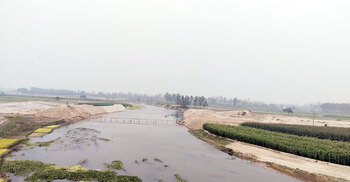 প্রশাসনের নির্দেশ উপেক্ষা করে নদীর তীরে চলছে রিসোর্ট নির্মাণ