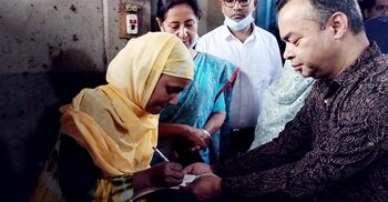 আসমার গোয়ালঘরে উপহারের চেক নিয়ে হাজির জেলা প্রশাসক