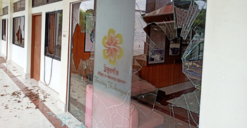 ঠাকুরগাঁও জেলা প্রশাসকের কার্যালয়ে ভাঙচুর, এসআই আহত